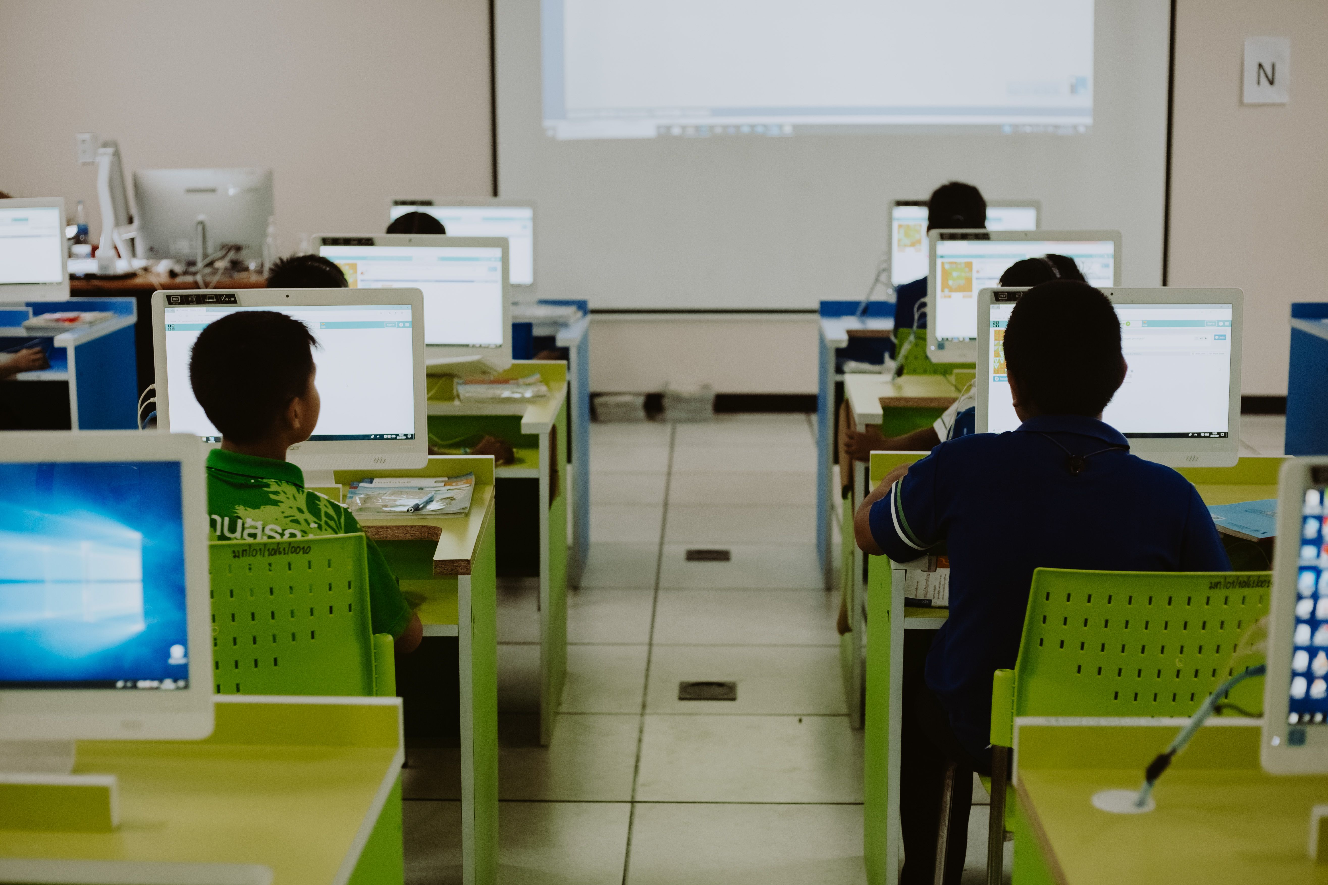 Material digital na educação: quando realmente apoia e quando substitui o ensino